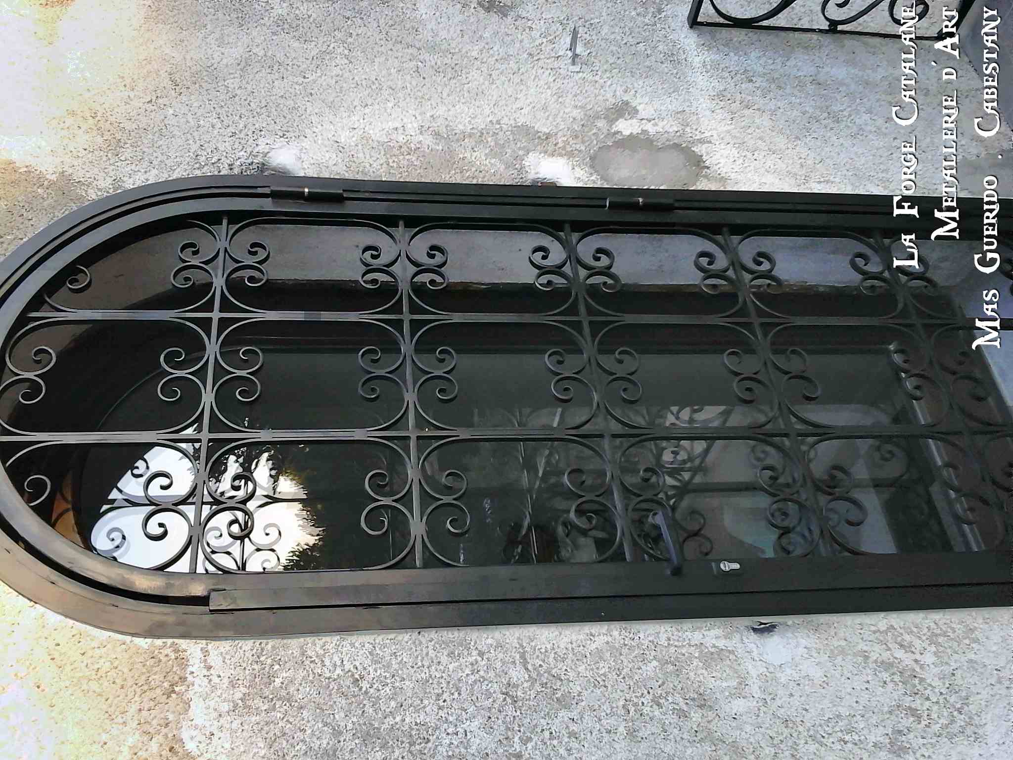grille articulee 1 vantail serrure 3 points remplissage volutes forge catalane 2.jpg